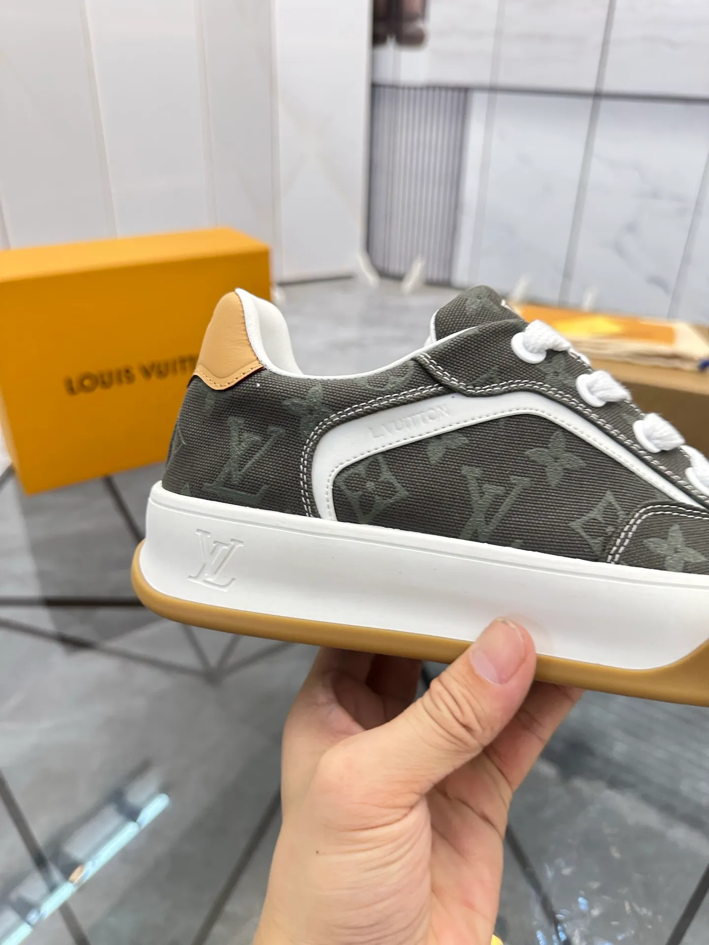 Men's shoes for sale 💰: 💰P660¥ Top quality Comes with airplane case Product trademark: LV* "Louis Vuitton*" low-top casual shoes Regular size: 35-44 (can be customized to 45) Couple style Product materials: imported nubuck leather upper, sheepskin lining, original outsole. Number: 819